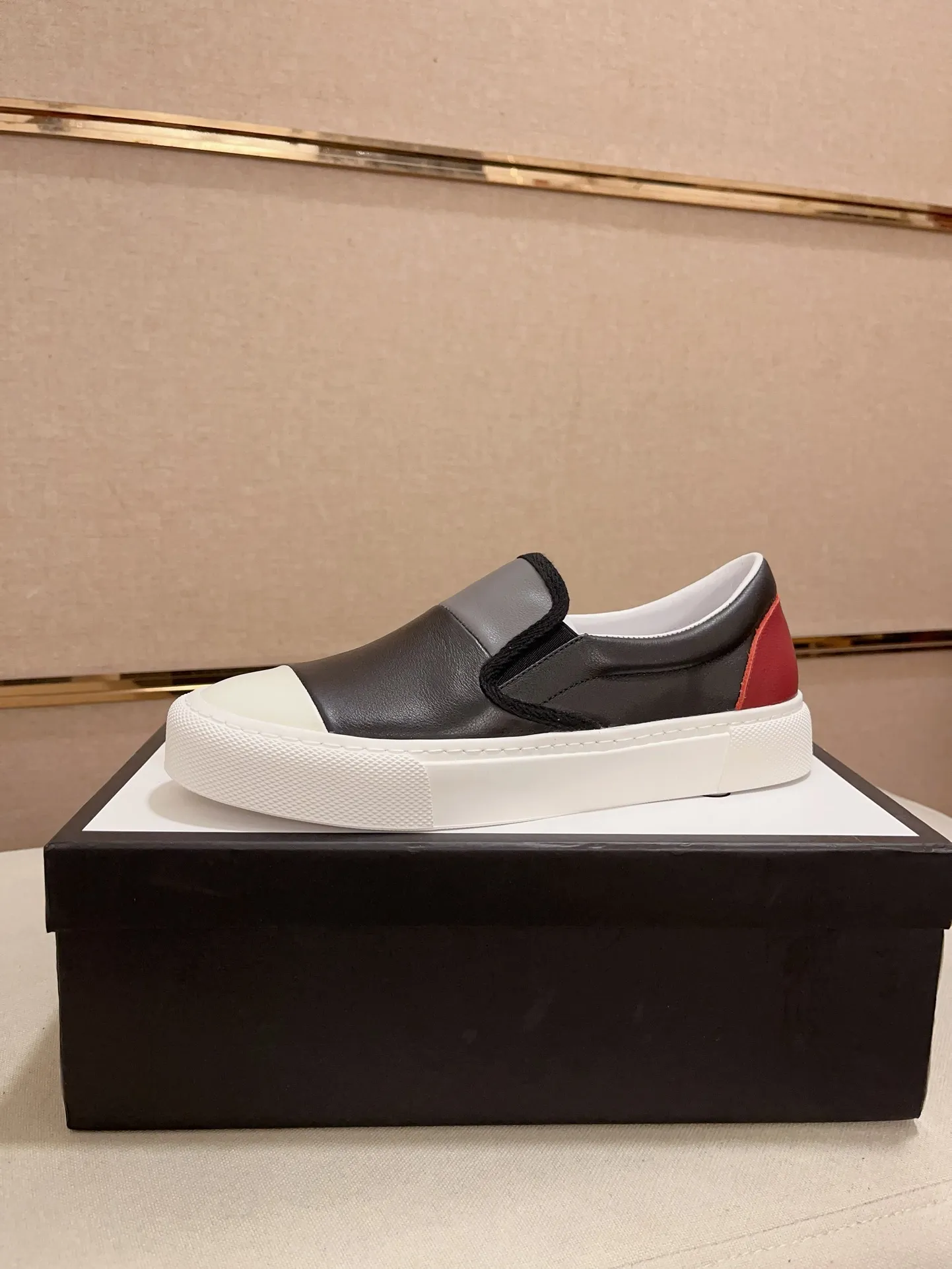 Men's shoes💰 440💰The new GUCCI (Gucci) counters are launched simultaneously. The new men's shoes, 😘fabrics are selected from imported cowhide, and the lining is sheepskin lining. 👍🏿 High-end ☄️ air-cushion molded anti-slip rubber outsole, exquisite lines, simple and elegant, comfortable and high-end for leisure travel. Code number: 38 to 44 (45 can be customized and cannot be returned or exchanged)